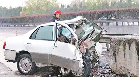 私家車車頭嚴重損毀。（互聯網圖片）