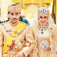 馬利克（左）與妻子（右）穿着鑲滿黃金及鑽石的禮服出席婚宴。（互聯網圖片）