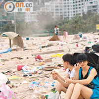 深圳大梅沙海濱公園早前有遊客亂丟垃圾。