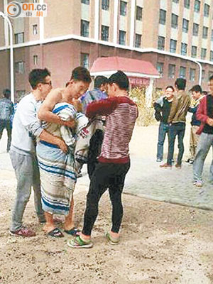 在內蒙古，正熟睡的學生倉皇外逃。