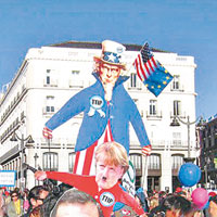 西班牙 <br>馬德里舉行反ＴＴＩＰ示威，諷刺多位歐洲國家領袖。（互聯網圖片）