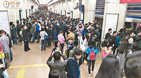 列車延誤，大批乘客滯留月台。