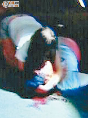 女子抱着被打倒在地的男友痛哭。