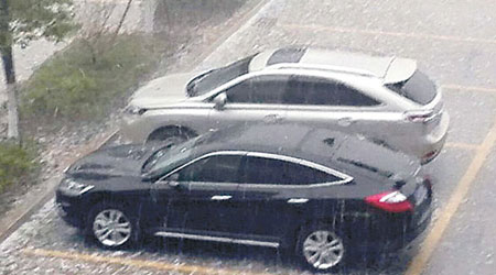 汕頭有私家車被冰雹砸中。（互聯網圖片）
