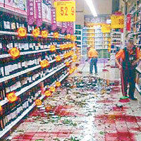 內湖一間超市的紅酒掉落地面。（互聯網圖片）