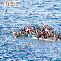 地中海時有出現難民船事故，有難民在海中待救。（OOC提供圖片）