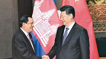 習近平向柬埔寨首相洪森表示，中方將推動兩國全面合作。（互聯網圖片）