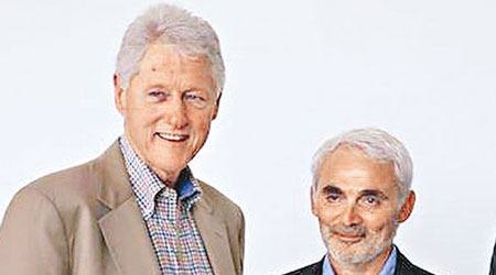 克林頓（左）名下基金會曾收受朱斯特拉（右）巨款。（互聯網圖片）
