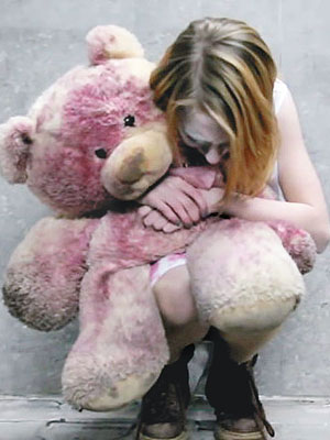烏克蘭一名女孩帶着恐怖玩具熊，嚇得途人雞飛狗走。（互聯網圖片）