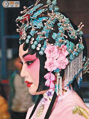 劉桂娟在微博上傳用了八十隻翠鳥翅膀下毛製成的「點翠頭面」。