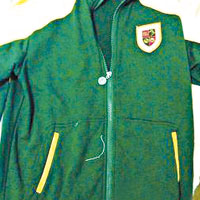 整套天價校服中的冬季運動服外套設計平凡。（互聯網圖片）