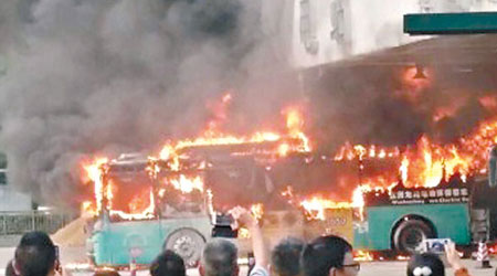 電動巴士起火現場濃煙沖天。（互聯網圖片）