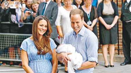 盛傳凱瑟琳的預產期已過。圖為她一三年誕下喬治王子後，與威廉的合照。