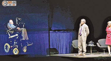霍金（左）以3D全像攝影技術，在歌劇院「主持」演講。