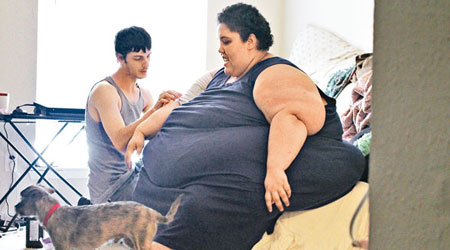 660磅<br>貝蒂起居飲食，都需要丈夫喬希照顧。（互聯網圖片）