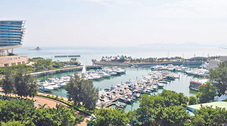 大梅沙灣遊艇會會所被揭「佔用」公園用地。（互聯網圖片）
