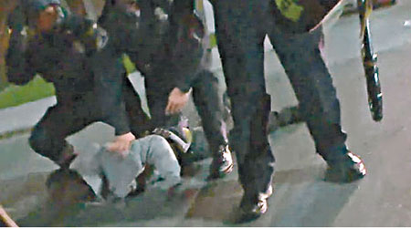 搶劫列昂諾維奇的青年被警員制服。（互聯網圖片）
