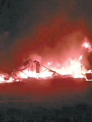餐廳突然爆炸，火勢蔓延至屋頂。（互聯網圖片）
