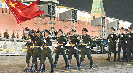 解放軍首度在俄羅斯紅場參加閱兵。（互聯網圖片）