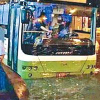 有巴士在暴雨中拋錨，乘客被迫落車。（互聯網圖片）