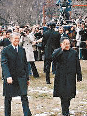 鄧小平（右）一九七九年訪美時與卡特（左）在白宮南草坪散步。（互聯網圖片）