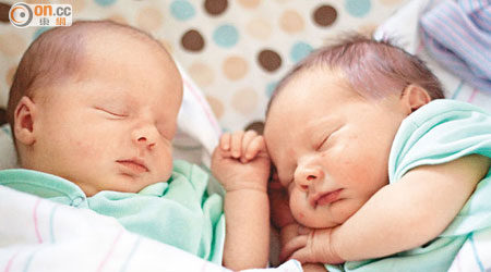專家指雙胞胎出現異父的情況十分罕見。（資料圖片）