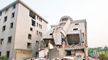 杭州大樓被「攔腰折斷」，二、三樓仍完好無損。（互聯網圖片）