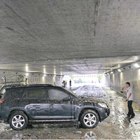 中山<br>暴雨中被困隧道的私家車滿是污泥。（互聯網圖片）