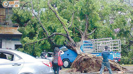 2011年4月17日：佛山順德、南海區龍捲風及冰雹同時出現，12死27傷。