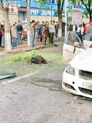 大批民眾在現場圍觀，而死者遺體及被波及的私家車則未運走。