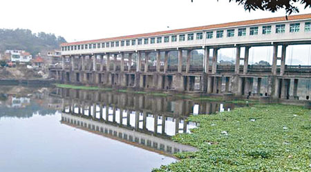 榕江三洲攔河壩上游水源受污染。（互聯網圖片）
