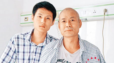 許濤（左）三年前為救病父（右），上網借錢。（互聯網圖片）