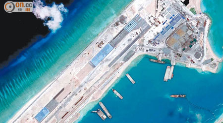 中國於南海南沙群島永暑礁進行大規模填海工程。（資料圖片）