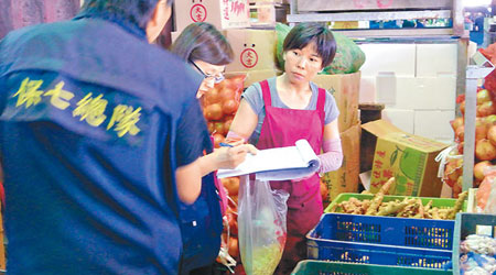 雲林衞生局人員到西螺果菜市場抽驗薑絲。（互聯網圖片）