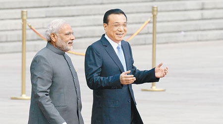 國務院總理李克強（右）到場迎接印度總理莫迪。（中新社圖片）