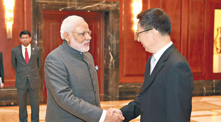 韓正（右）與莫迪（左）於上海會晤。（中新社圖片）