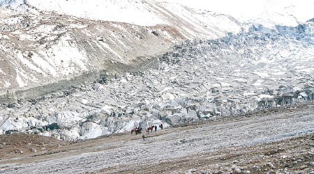 公格爾九別峰冰川移動，大面積草場消失。（中新社圖片）