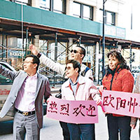 一眾華人在終點歡迎歐陽博熠。（互聯網圖片）