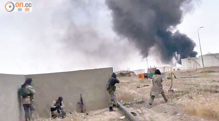 販賣石油是IS重要財源，伊拉克煉油廠不時爆發戰火。（資料圖片）