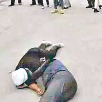 甘肅虎頭崖村的示威者受傷倒地。（互聯網圖片）