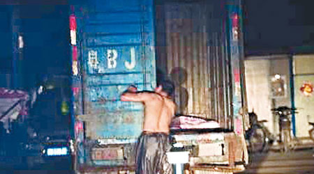 工人將非法屠宰的豬肉送上貨車。（互聯網圖片）