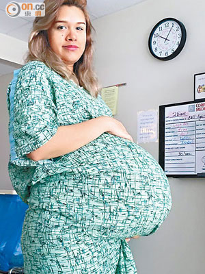 埃爾南德斯在分娩前拍下巨肚照。
