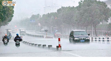 貴陽市連日下大雨，導致塌樓意外。