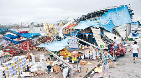 廣西<br>廣西倉庫市場的屋頂多處鐵皮被撕開。（互聯網圖片）