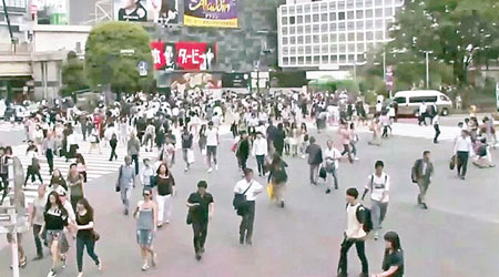 東京街頭亦有震感。（互聯網圖片）