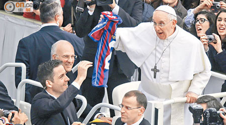 教宗（右）早前獲聖羅倫素贈送球衣。