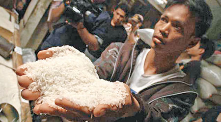 印尼警方早前調查市售大米。（互聯網圖片）