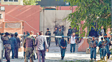阿富汗保安部隊人員在遇襲酒店外聚集。（互聯網圖片）