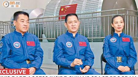 「神舟十號」太空人聶海勝（中）、張曉光（左）、王亞平（右）接受 C N N 專訪。