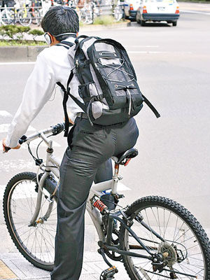 日本政府嚴打戴耳筒踩單車人士。（互聯網圖片）